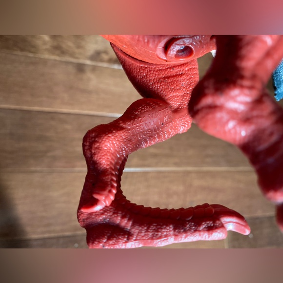 Jurassic World Dominion Dinosaur Megaraptor Action Figure with Attack Motion - Picture 6 of 6